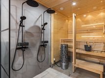 Kylpyhuoneessa on kaksi sadesuihkua ja linjalattiakaivot