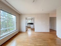 Olohuoneesta on käynti keittiöön ja ruokailutilaan.