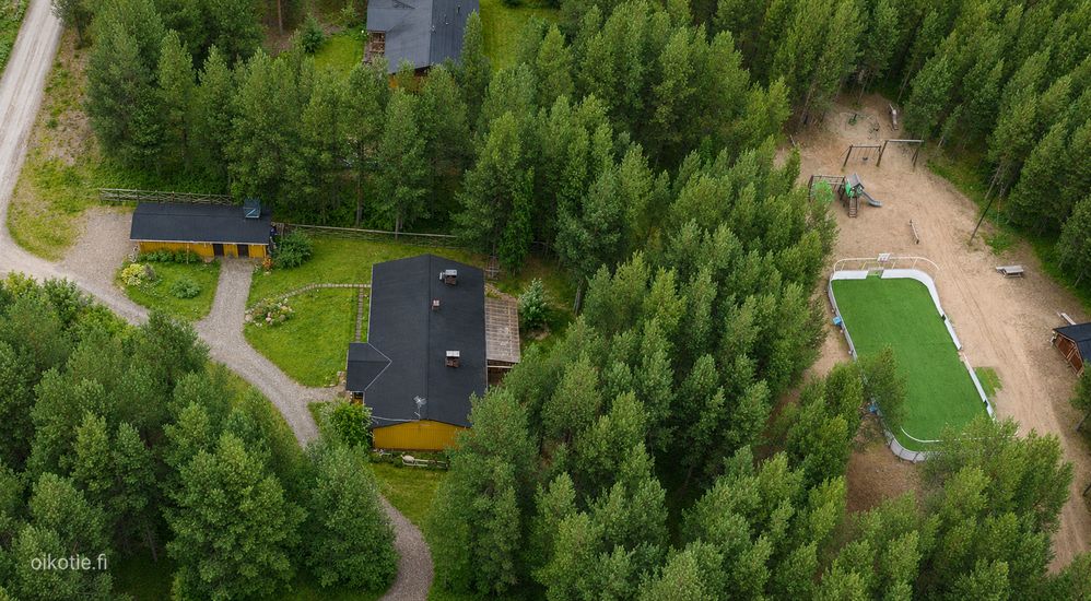 Tila ja rakennukset, leikkikenttää oikealla