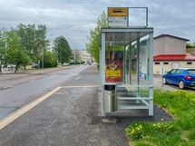 Bussipysäkki viereisellä Uusiniityntiellä.