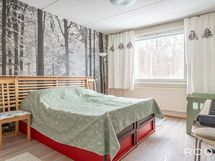 Päämakuuhuone on yli 15 m2:n suuruinen.