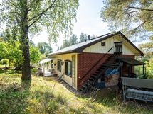 Kulku yläkertaan talon päädystä