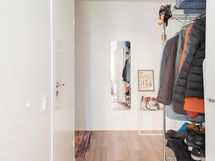 Näkymä keittiöstä eteiseen