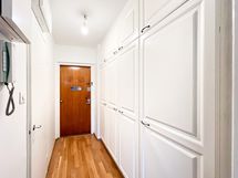 Eteisessä on reilusti kaappitilaa.