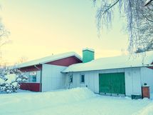 Valoisa, kolmen huoneen ja ruokailutilan omakotitalo lämpimällä autotallilla. Hyvä sijainti Hirsimäessä, lähellä keskustan palveluita.