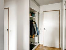 Sisääntulossa on säilytystilaaulkovaatteille sekä kengille.