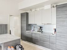 Keittiössä on modernit integroidut kodinkoneet ja kätevä saareke, jossa on uuni sekä mikroaaltouuni