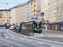Ratiovaunu ja bussit liikennöivät lähistöllä.