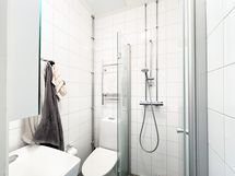Kylpyhuone on tyylikäs, pyykinpesu hoituu taloyhtiön pesutuvassa. Yhtiössä on myös sauna.