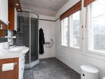 Yläkerran kylpyhuone