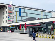 Myllypuron ostari palveluineen 800 metrin päässä.