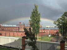 Sateenkaarimaisema olohuoneen ikkunasta