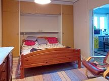 Alakerran makuuhuone