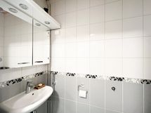 Kodin wc sijoittuu kylpyhuoneen yhteyteen.