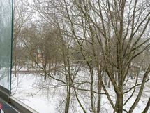 Parvekenäkymä, joka kesäaikaan on todella vehreä.