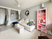 Oleskelutilassa on erillinen tilava makuualkovi, joka tuo käytännöllisyyttä sisustukseen.