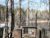 Grillipaikka mökin edessä