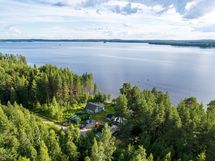 Mökki järven rannalla.
