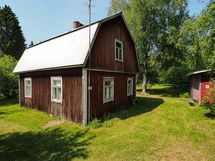 Oikealla olevassa parakissa on keittotila ja yöpymistilat