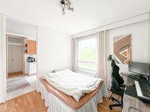 Valoisa reilun kokoinen vaatehuone