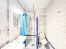 Kylpyhuone on hyvän kokoinen.