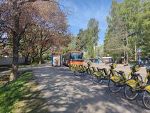 Bussipysäkki ja kaupunkipyörä asema sijaitsevat parin minuutin kävelymatkan päässä asunnolta.