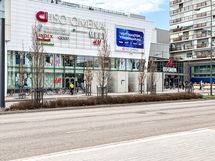 Iso Omenan kauppakeskus Matinkylässä, josta kuljet Metrolla kätevästi Helsinkiin