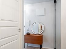 Eteisestä kuljetaan kylpyhuoneeseen