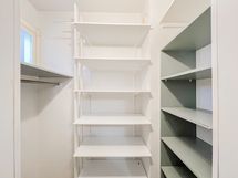 Vaateuhuone tarjoaa reilusti säiltystilaa.