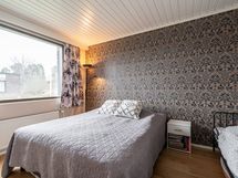 Sisäänkäynnin suunnasta katsottuna vasemmalla oleva ensimmäinen makuuhuone