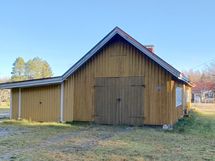 Autotallin ovet ja varasto