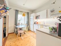 Moderniin keittiöön mahtuu ruokapöytä