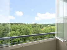 Parvekenäkymää yli puunlatvojen.