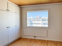 Makuuhuoneessa on oma tilava kaapisto.