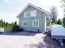 Kiinteistö kesällä.
