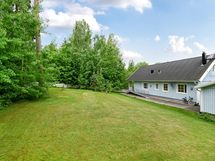 Iso aidattu piha talon takana