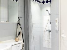 Yläkerran kodinhoitohuone/kylpyhuone