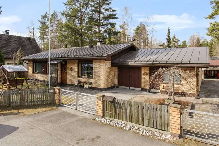 Omakotitalo, 4h+k+askarteluhuone+s+talouskellari+at, 100,4/183,6 m², Tynninharju, Lohja