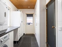 Kodinhoitohuoneesta on kulku ulos sekä kylpyhuoneeseen ja sen yhteydessä on toinen wc