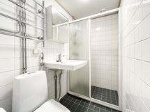 Kylpyhuone on moderni. Lavuaarin alle pystyy laittamaan pienen pyykinpesukoneen (esim. Candy)