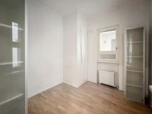 Kompaktiin makuuhuoneeseen mahtuu 160cm leveä parisänky. Makuuhuoneeseen on liukuovi.