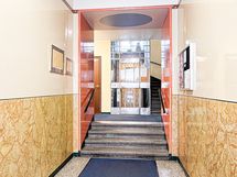 Myös ensimmäiseen kerrokseen on muutamat portaat.