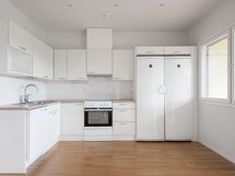 Avokeittiö, joka avautuu olohuoneeseen