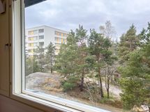 Kodin ikkunoista on kaunis näkymä länteen.