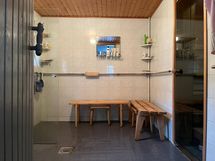 Pesuhuone saunarakennuksessa.