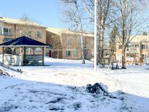 Osakkaiden käytössä on huvimaja ja istuinryhmiä.