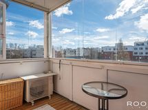 Asunnon tilavalta lasitetulta parvekkelta avautuu avarat näkymät kaakkoon taloyhtiön sisäpihalle.