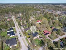 Kolsan päiväkoti ja alakoulu n. 400 m, yläkoulu ja lukio n. 1 km.