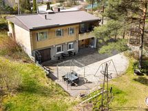 Julkisivu pihalle päin