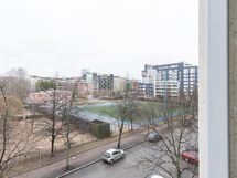 Näkymät parvekkeelta asuinkortteliin ja Selkämerenpuistoon – kaikki palvelut ja meri ovat lähellä.